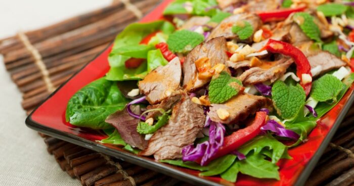 Recept na thajský salát může mít různé varianty a regionální odchylky.