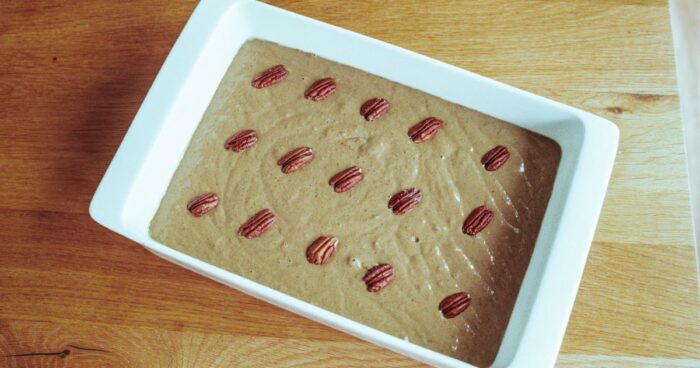 Struktura těsta na cuketový perník je charakterizována vláčností a jemnou krémovitostí. Díky přidání nastrouhané cukety má těsto vnitřní vlhkost, což zajišťuje, že perník bude šťavnatý.