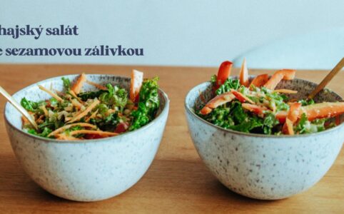 Rychlý a chutný letní salát z Thajska, který obsahuje kapustu kadeřavou, jednu z nejzdravějších zelených zelenin.