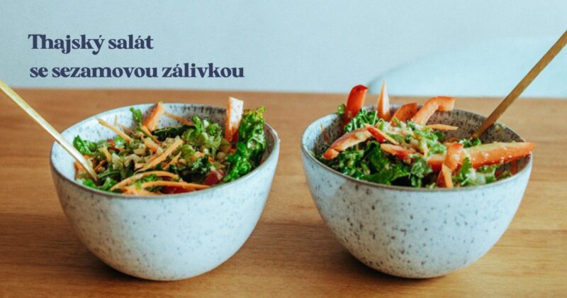 Rychlý a chutný letní salát z Thajska, který obsahuje kapustu kadeřavou, jednu z nejzdravějších zelených zelenin.