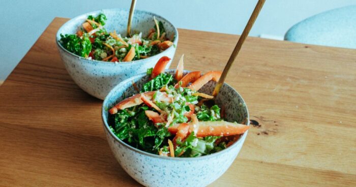 Thajský salát se sezamem je lahodná a osvěžující chuťová exploze, která spojuje tradiční thajské přísady.