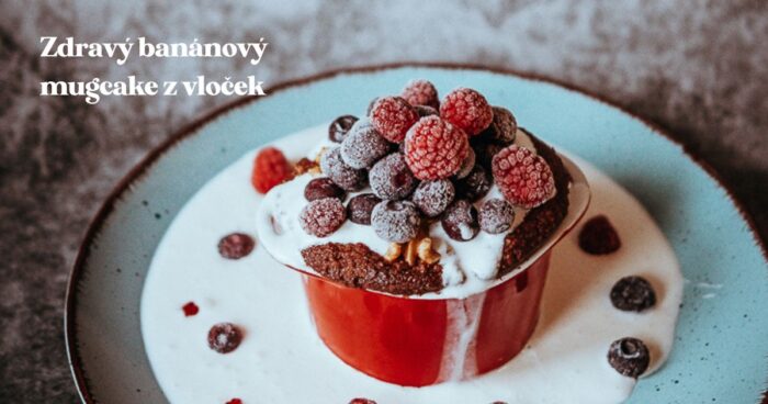 Recept na zdravý banánový mugcake z vloček spojuje jednoduchost, lahodnou chuť a dokonalou rychlost.