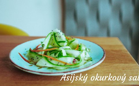 Asijský okurkový salát