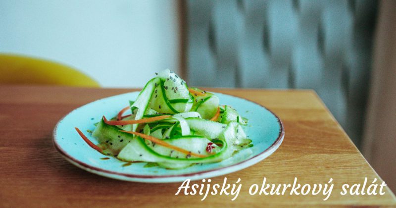 Asijský okurkový salát