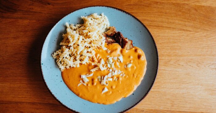 Cizrna na paprice s pórkem a těstovinami je lahodný vegan zážitek.