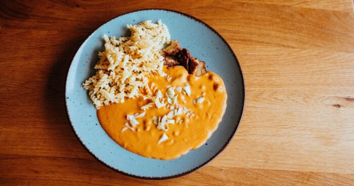 Cizrna na paprice s rýží, těstovinami nebo s plátkem pečiva.