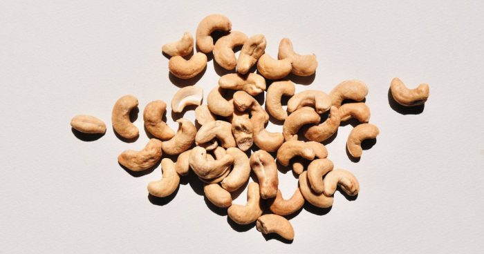 Ořechy jsou většinou přirozeně bezlepkové a poskytují výživné hodnoty, jako jsou zdravé tuky, bílkoviny, vitamíny a minerály, což je pro lidi na bezlepkové dietě přínosné.