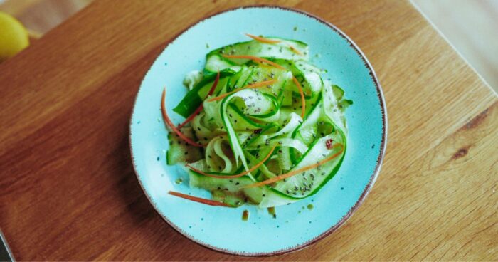 Okurkový salát posypaný sezamem získává jemnou a křupavou chuť pražených sezamových semínek. 