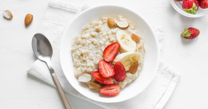 Ovesná kaše – skvělý způsob, jak začít den plný energie a chuťových lahůdek. 