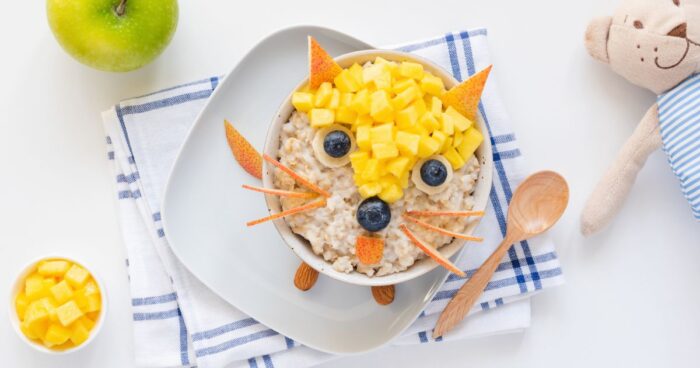 Ovesnou kaši pro děti přetvořte na lahodný zážitek tím, že ji vizuálně ozdobíte ovocem.