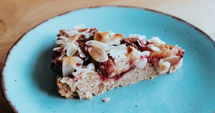 Švestkový koláč můžete ozdobit plátky mandlí.