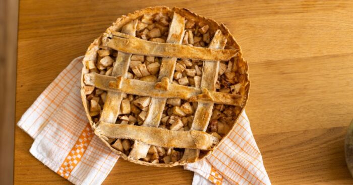 Rychlý jablečný koláč do kulaté formy.