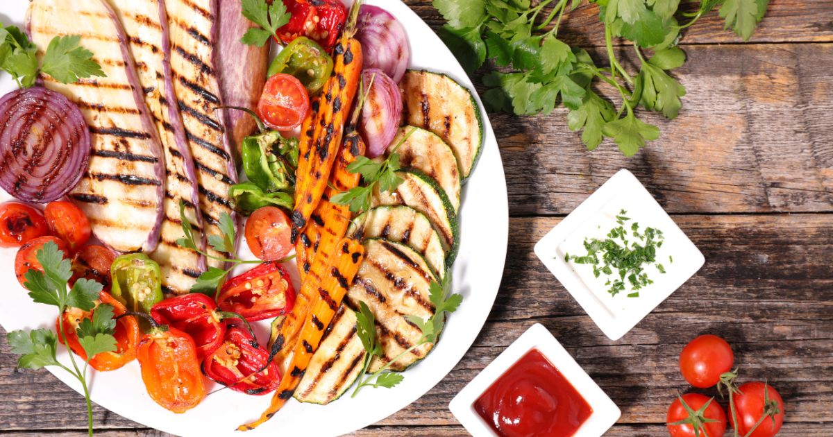 Nechte se unést chutí křupavé grilované zeleniny se svěžím bylinkovým dipem.