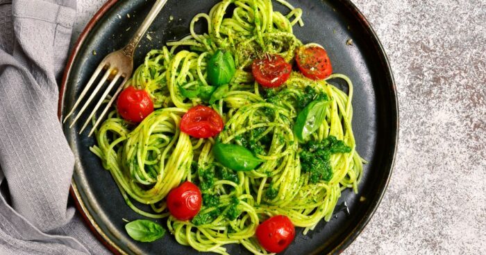 Vychutnejte si chuť léta s bazalkovým pestem, jemně kořeněným cherry rajčaty a celozrnnými těstovinami.