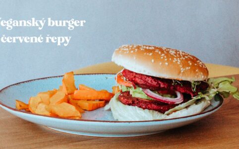 Připravte se na barvu, chuť a radost v každém sousti – náš veganský burger z červené řepy je jednoduše neodolatelný.