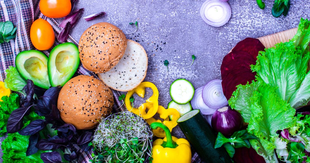 Veganský burger představuje skvělou alternativu pro všechny milovníky grilování, kteří si chtějí užít bohatou chuť bez masa.