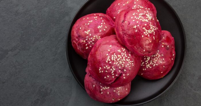 Veganský burger barvený červenou řepou je ideální volba pro barevnou a chutnou grilovací party.