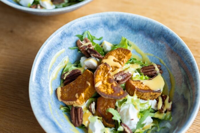 Rukolový salát s pečenými batáty