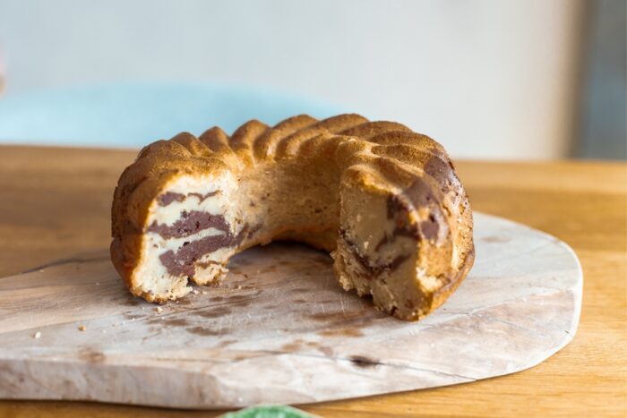 Kefírová bábovka s medem a ořechy