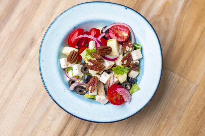Recept: Pravý řecký salát s balkánským sýrem a olivami + zálivka
