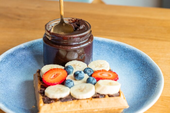 Belgické vafle jsou vynikající s nutellou a ovocem. Vyzkoušejte naše těsto na belgické vafle.