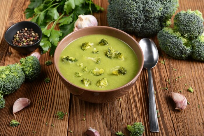 Brokolicovou polévku můžete rozmixovat celou nebo pouze část.