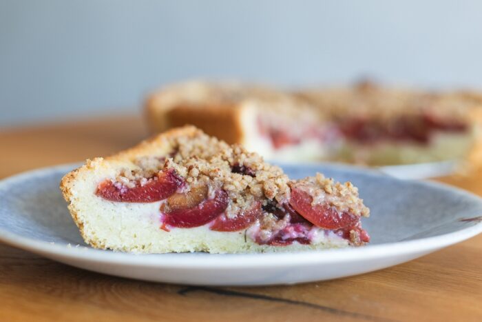 Švestkový koláč z lineckého těsta s ořechovou drobenkou (2)