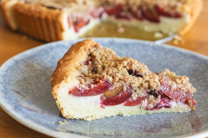 Švestkový koláč z lineckého těsta s ořechovou drobenkou (3)