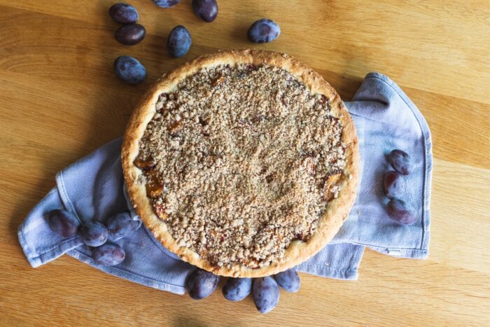 Švestkový koláč z lineckého těsta s ořechovou drobenkou můžete vyrobit i z mraženého ovoce