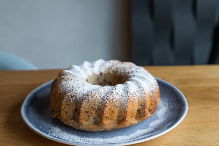 Recept: Jednoduchá hrníčková banánová bábovka s ořechy – sladká i bez cukru