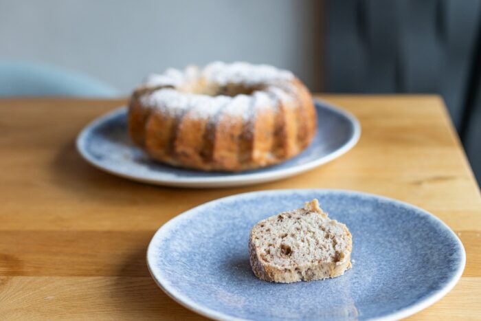 Recept: Jednoduchá hrníčková banánová bábovka s ořechy – sladká i bez cukru