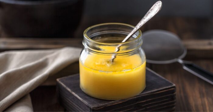 Hotové domácí ghí přelijte do uzavíratelné nádoby a skladujte ho v lednici.