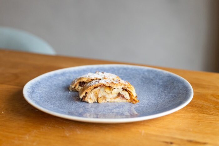 Babiččin domácí tažený jablečný štrúdl: Nejlepší a velmi jednoduché těsto
