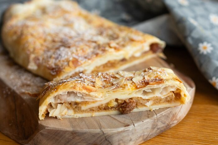 Jablečný štrúdl z domácího listového těsta