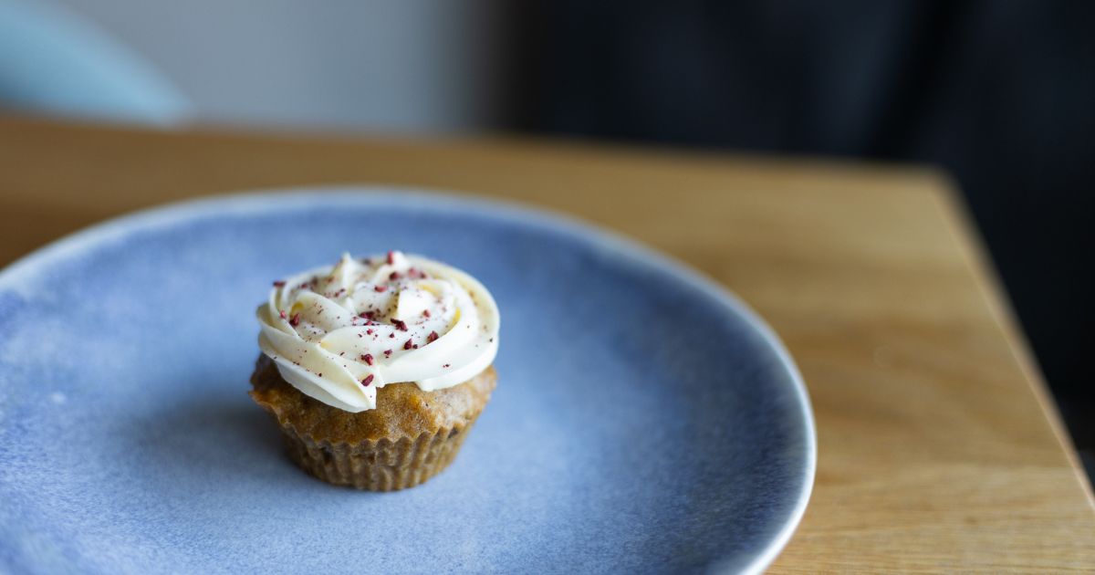 Za pomocí mléka a másla můžete nahradit i smetanu ke šlehání. Jen počítejte s tím, že je příprava trochu náročnější a není vhodná tzv. na poslední chvíli. Tuto alternativu ke smetaně na šlehání musíte totiž nechat odpočívat přes noc.