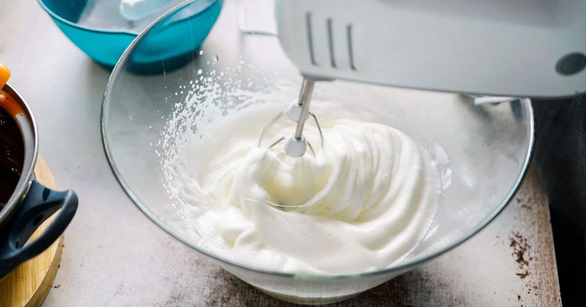 V Česku musí smetana obsahovat minimálně 10 % tuku. Hojně se využívá v teplých i studených kuchyních po celém světě. Přidává se do různých pokrmů, patří mezi ně omáčky, polévky, dezerty a dokonce i některé druhy pečiva.