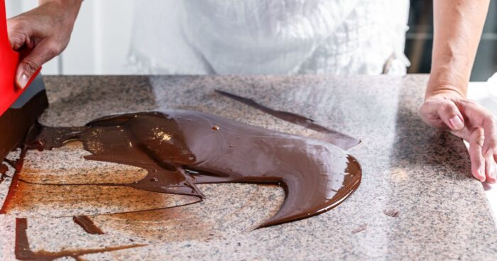 V rámci mramorové temperovací metody je potřeba mramorová nebo žulová deska na temperování čokolády, která slouží k udržení správné teploty.