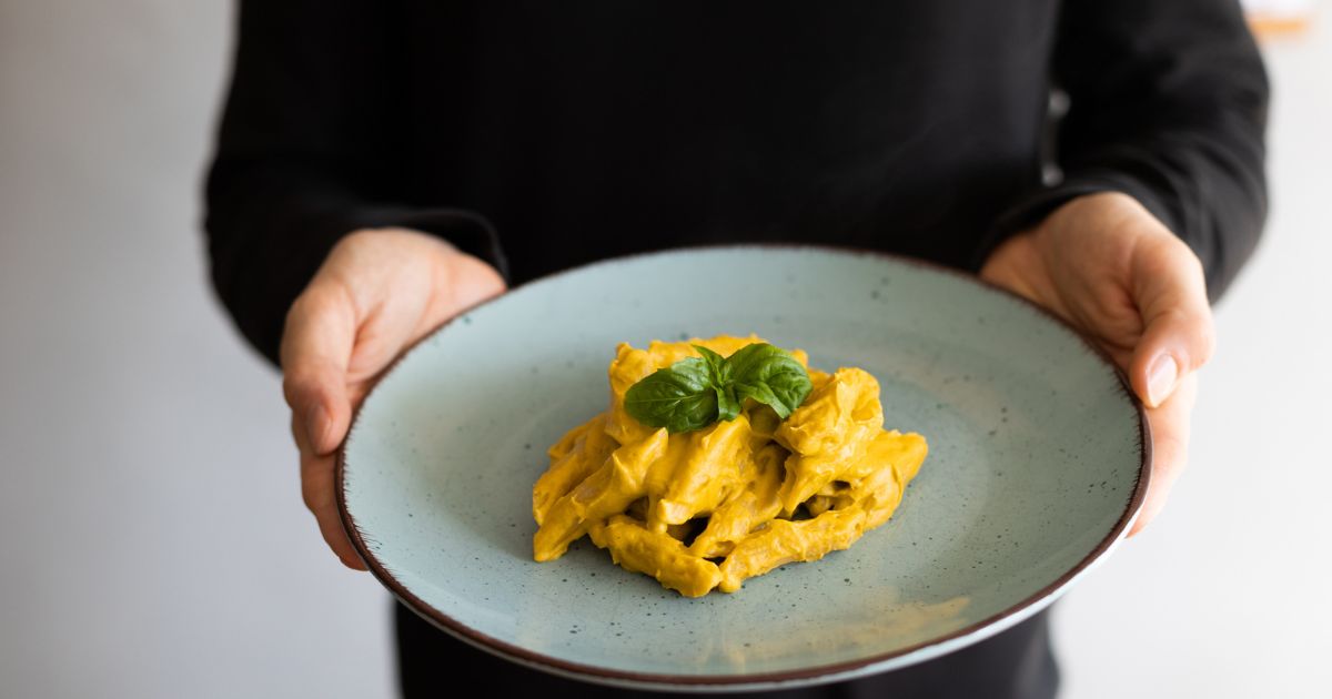 Další možností, čím nahradit smetanu na vaření, a tentokrát zdravě, je sójové mléko a olivový olej. Jinou a naší velmi oblíbenou alternativou jsou rozmixované mandle, makadamové ořechy a především kešu, z nichž si děláme velmi jednoduchou kešu smetanu. 