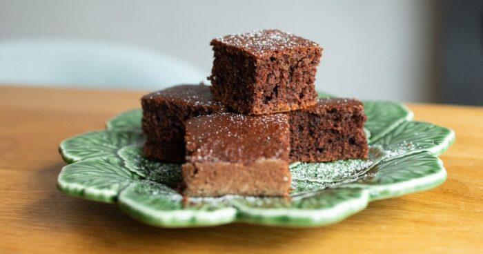 Perník s ořechy pečeme v předehřáté troubě na 170 °C přibližně 30 minut. Před vytažením z trouby, zkontrolujeme dopečenost pomocí špejle, kterou zapíchneme doprostřed perníku. Pokud se na ni těsto nelepí, můžeme troubu vypnout, perník vytáhnout a nechat vychladnout.