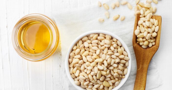 Olej z piniových oříšků pomáhá při léčbě různých kožních onemocnění. Například při léčbě lupénky nebo ekzémů.