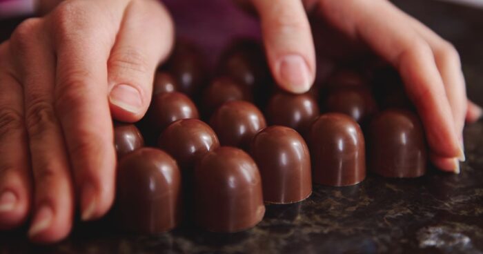 Temperování dodá čokoládě lesklý vzhled. Krystaly, které jsou během tohoto procesu vytvořeny, odráží světlo a vytváří tak atraktivní lesk na povrchu čokolády.