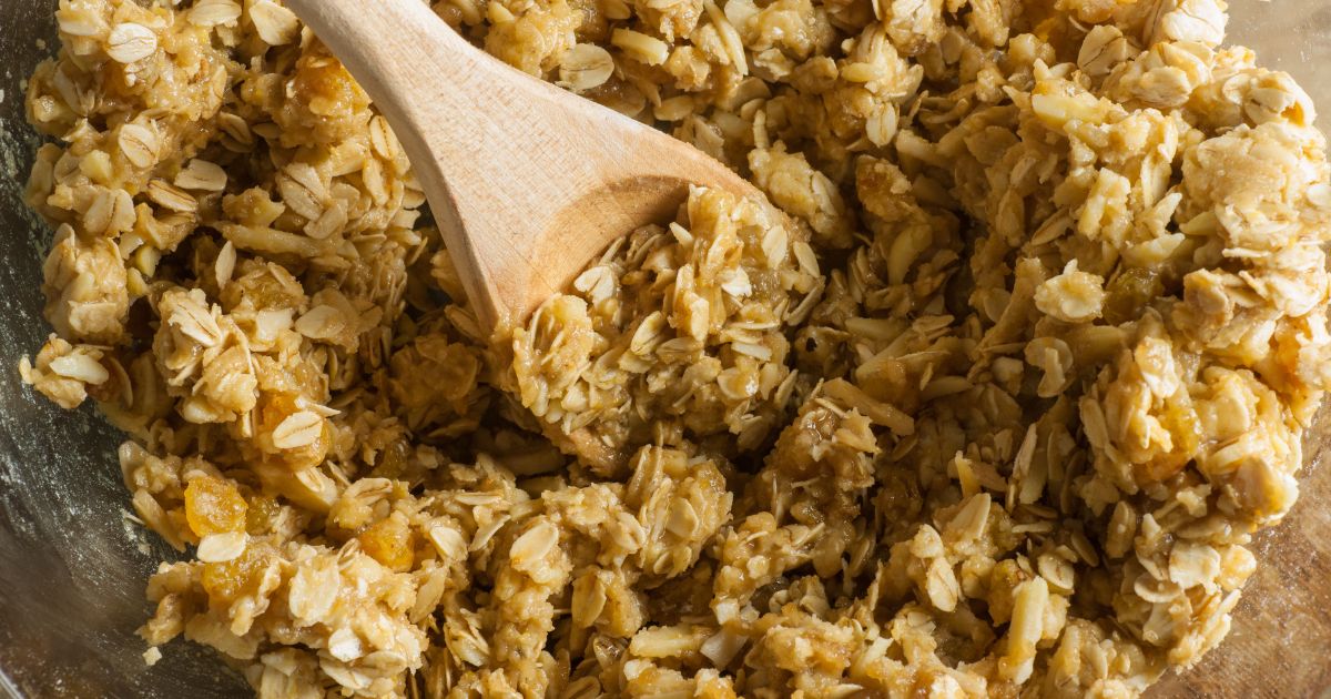 Pokud se chystáte péct sušenky, tak by měli být ovesné vločky vaší první volbou, čím nahradit vejce. Jde o zdravější alternativu s přidanou výživovou hodnotou – vločky neobsahují cholesterol a nasycené tuky jako vajíčka. 