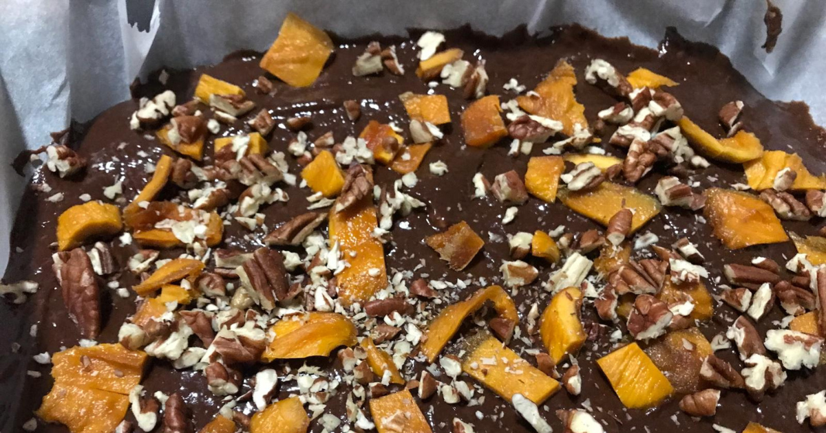 Sušené mango do banánového brownies