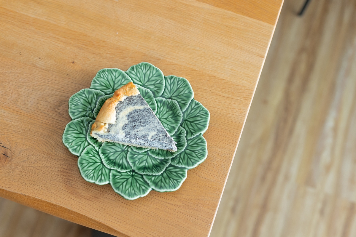 Náš makový koláč je bez smetany a je se spoustou tvarohu a kešu ořechů.