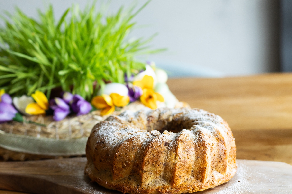 Mrkvovou bábovku můžete posypat moučkovým cukrem, nebo strouhaným kokosem.