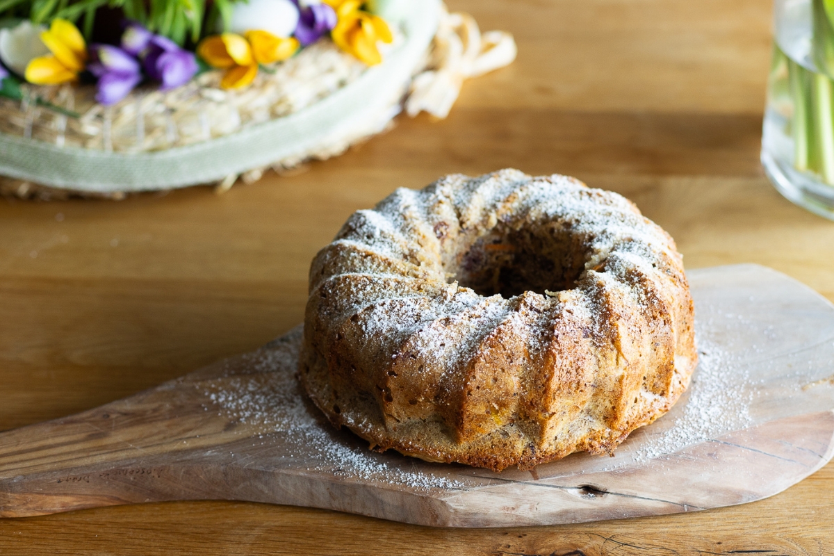 Nejlepší vláčná mrkvová bábovka s jablky a ořechy