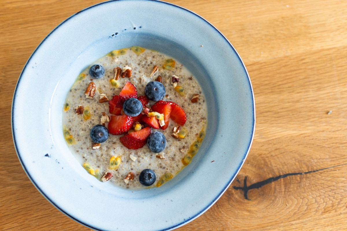 Na kaši z quinoy jsme dali ovoce a arašídové máslo