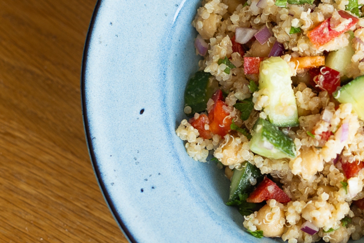 Recept: Dokonalý quinoa salát s cizrnou