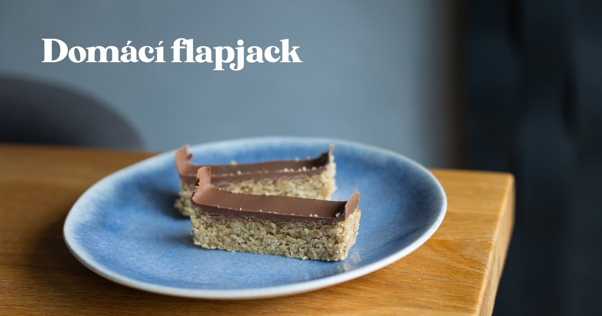 Naše flapjack jsou bezlepkové, a pokud použijete veganskou čokoládu, bude tento nepečený dezert také veganský. Mísí se v něm ovesné vločky, mandlová mouka, arašídové máslo, javorový sirup a vanilkový extrakt. Navrch lijeme čokoládovou polevu z pravé belgické čokolády.