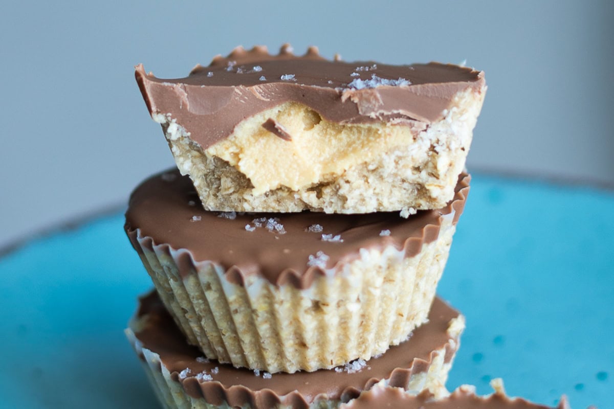 Rychlý nepečený dezert: Čokoládové košíčky s arašídovým máslem